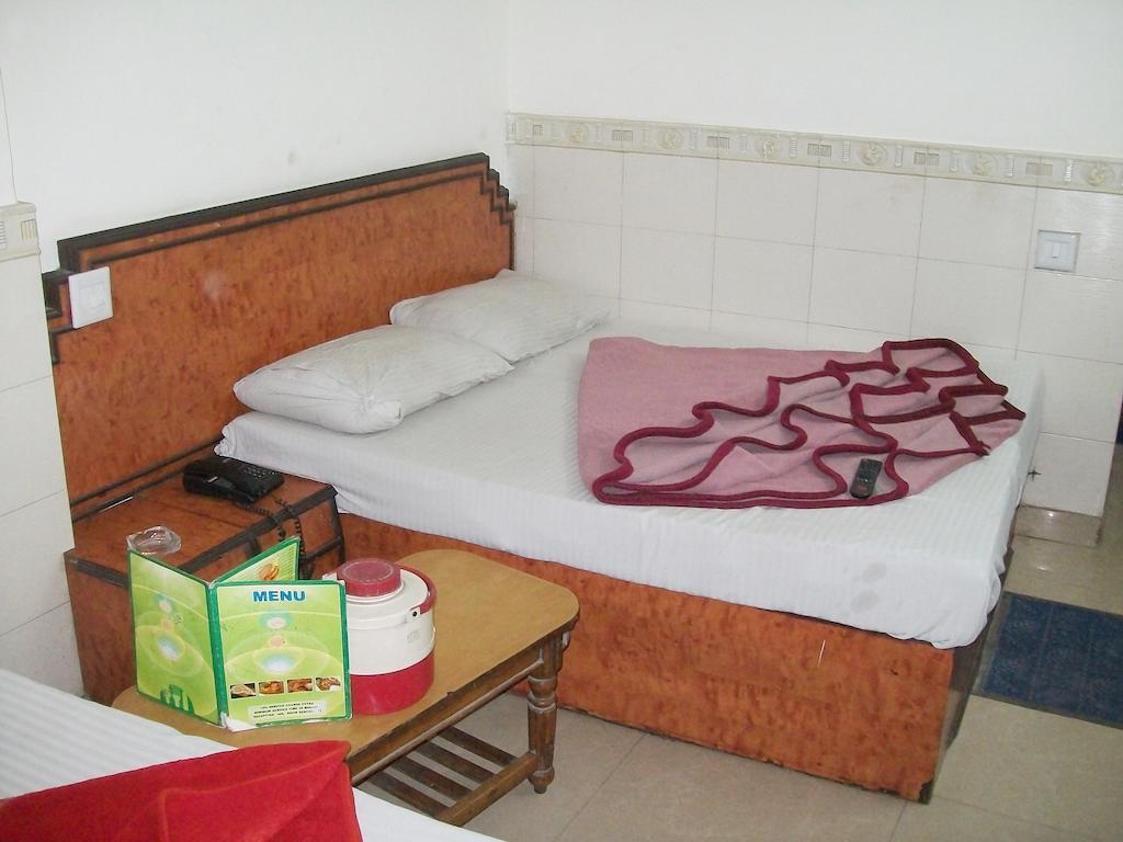Hotel Milan Continental Delhi  Extérieur photo